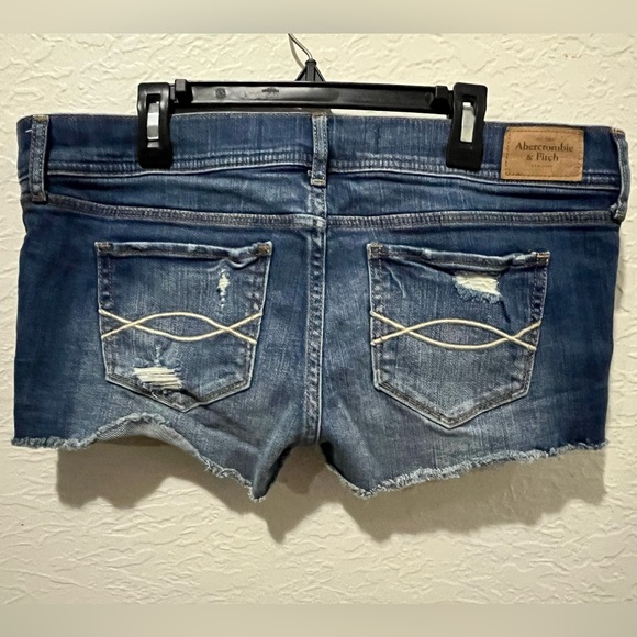 Woman’s Size 8 Abercrombie & Fitch shorts - Picture 3 of 3